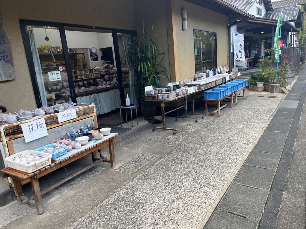 城下町に並ぶ萩焼のお店