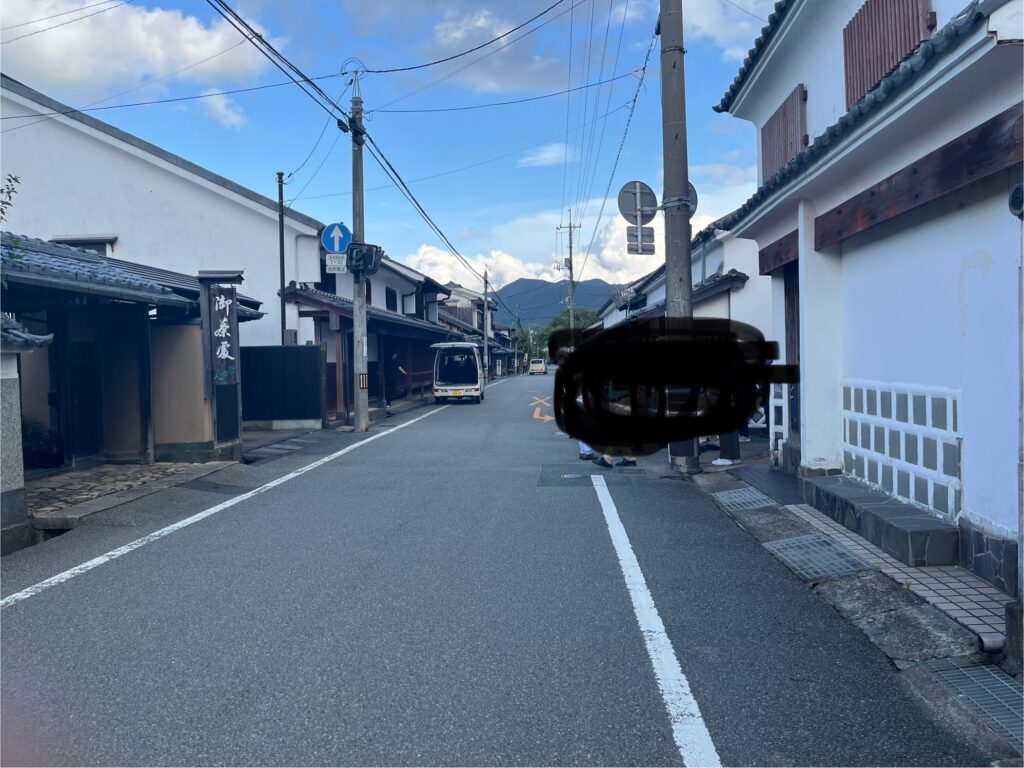 萩城下町の白壁と木造建物の街並み