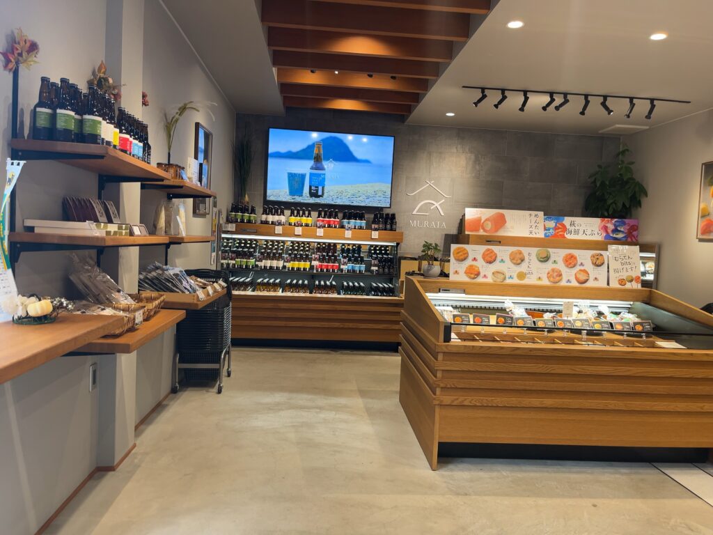 店内のクラフトビールとちくわ商品が並んだ風景