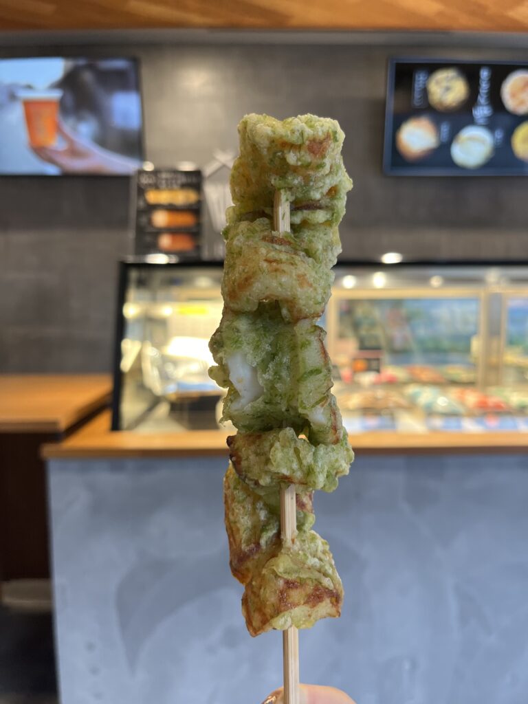 揚げたてのちくわ磯辺揚げを持つ手元の写真