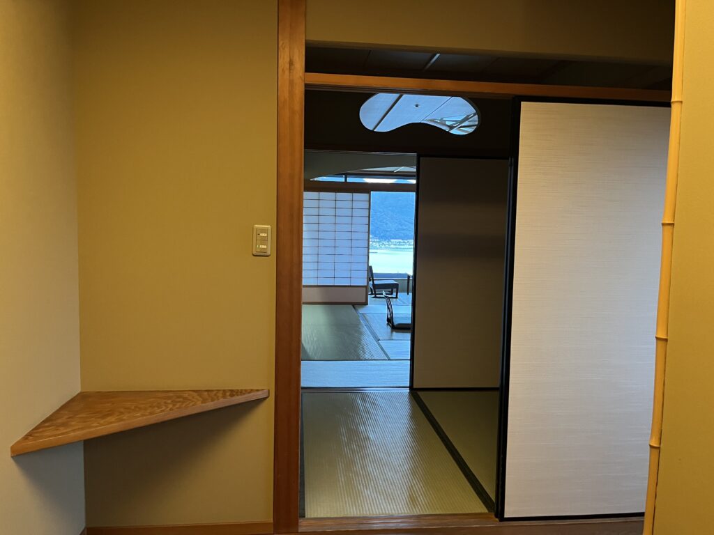 萩観光ホテルの海側和室・角部屋。ドアを開けた瞬間に見える景色