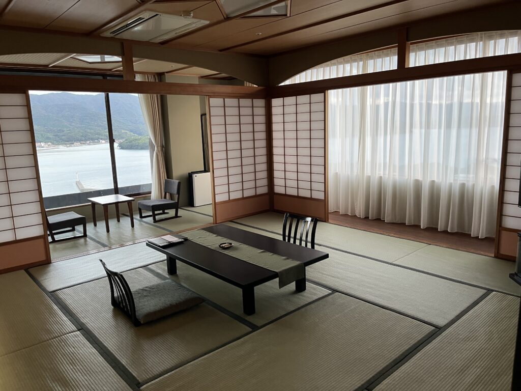 萩観光ホテルの広い和室。畳の間と広縁があり、明るく開放的な客室