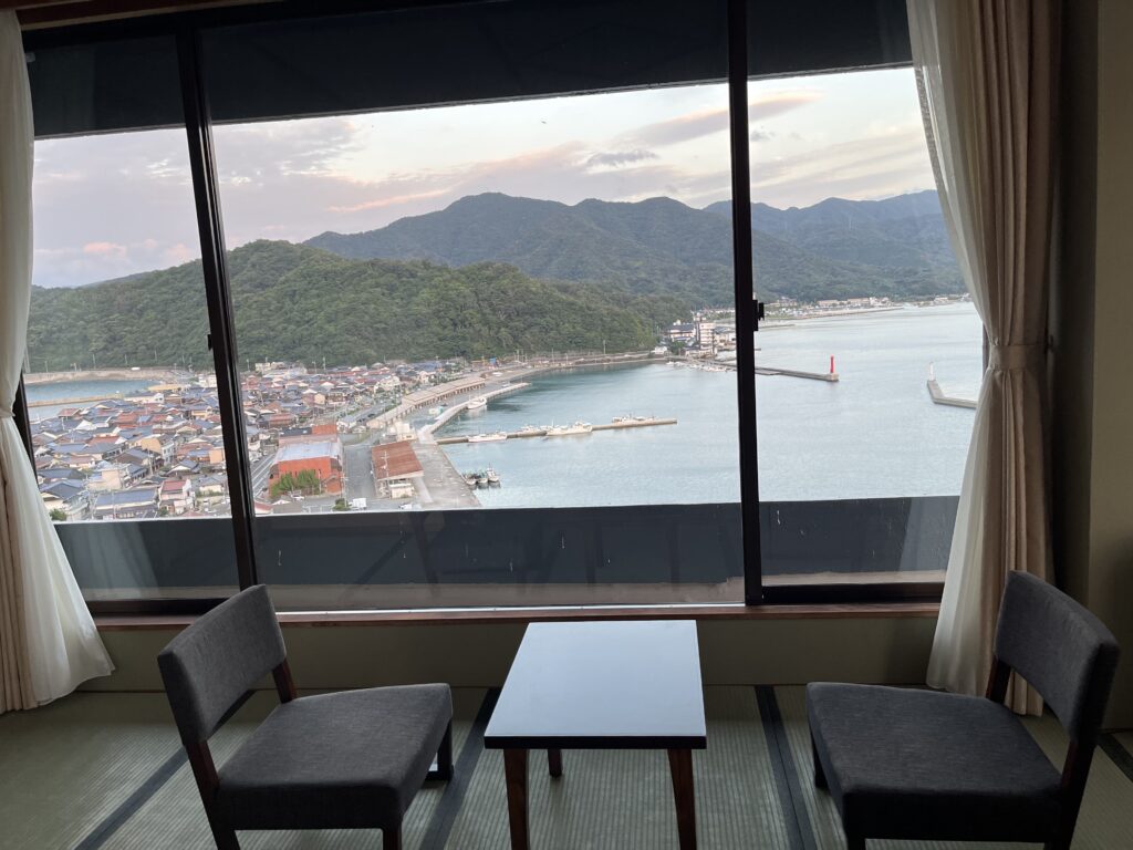 萩観光ホテルの客室広縁から見える日本海と港の風景