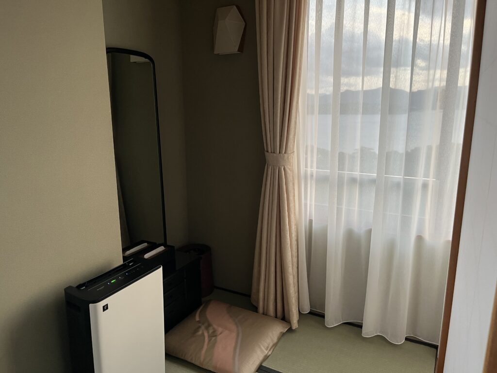 客室内の鏡台。どこか懐かしい雰囲気のドレッサー