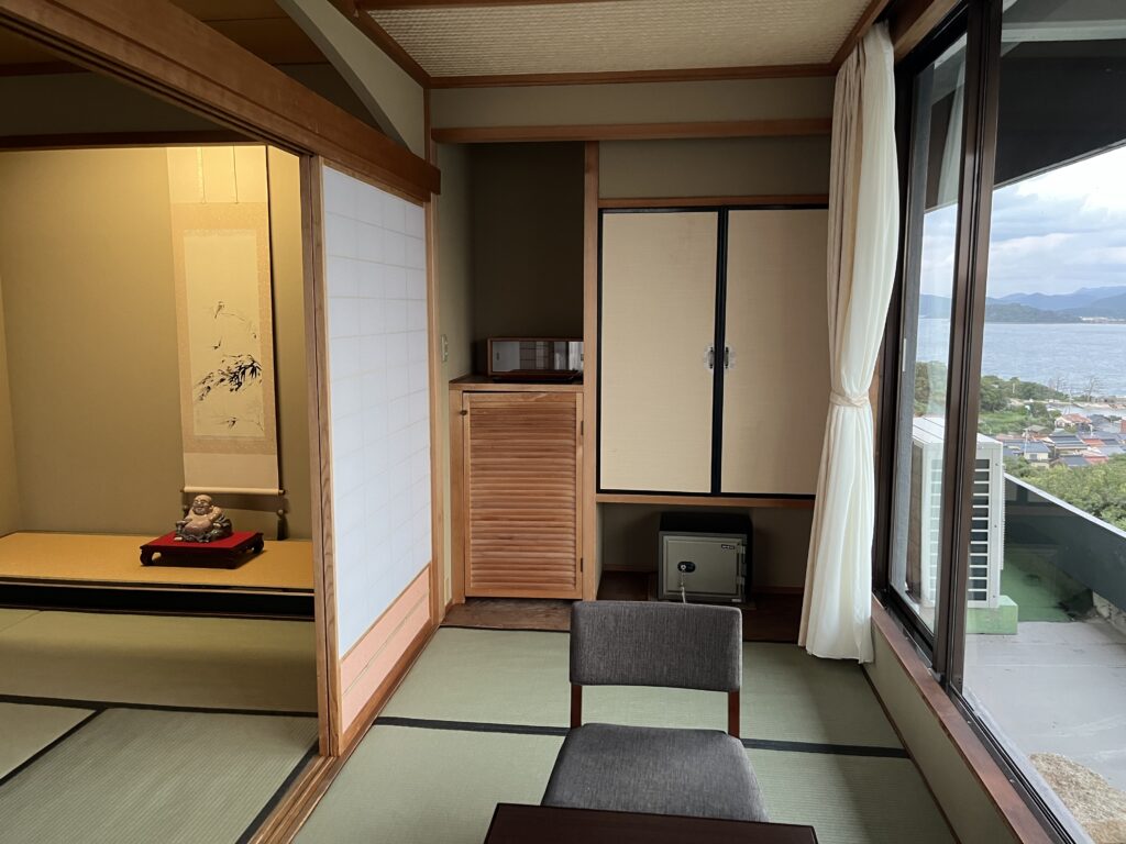 萩観光ホテルの広縁と和室の様子。障子越しに柔らかな光が差す