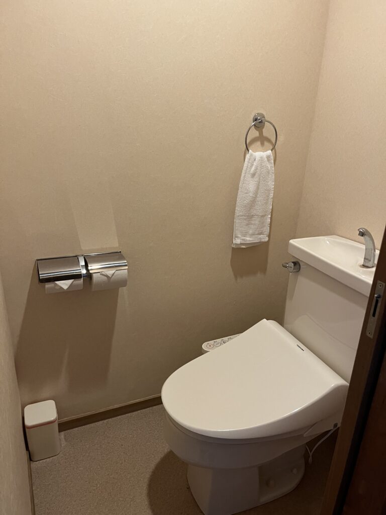 客室のトイレ。温水洗浄便座付き