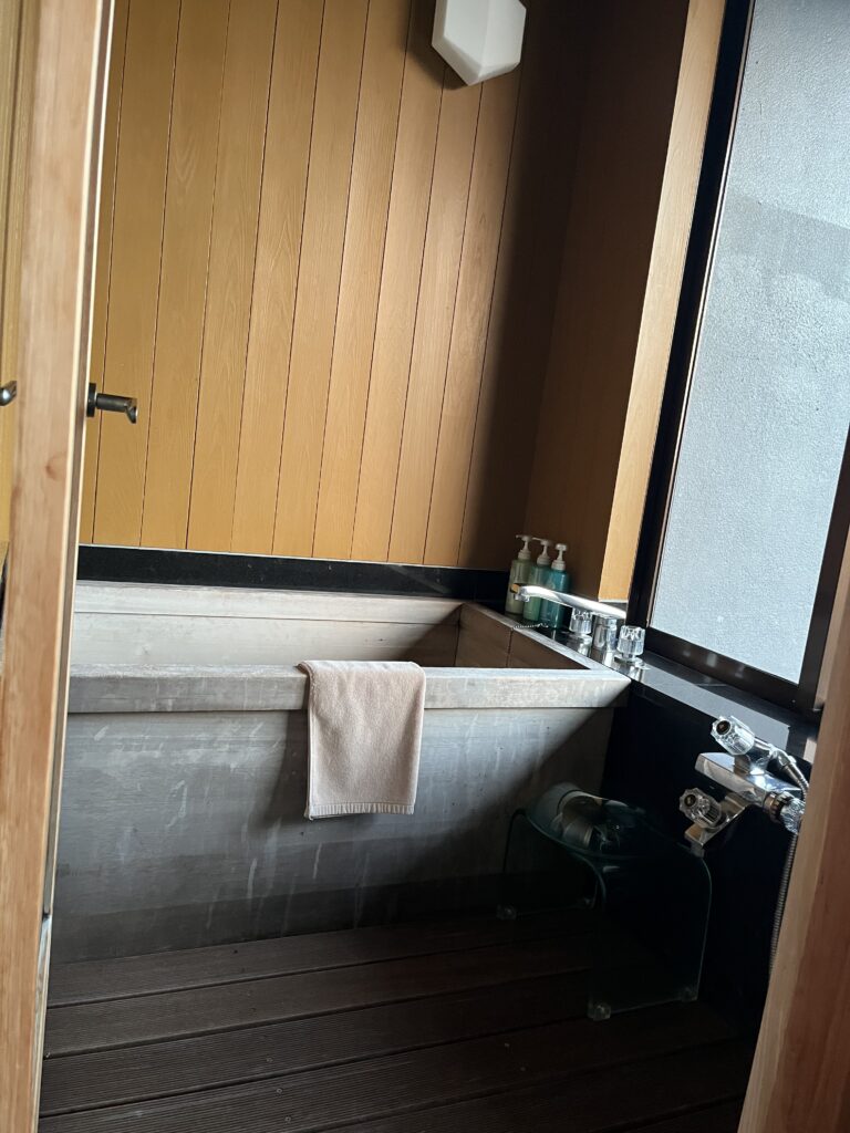 客室内の木製浴槽。温泉ではないがゆったり寛げる造り