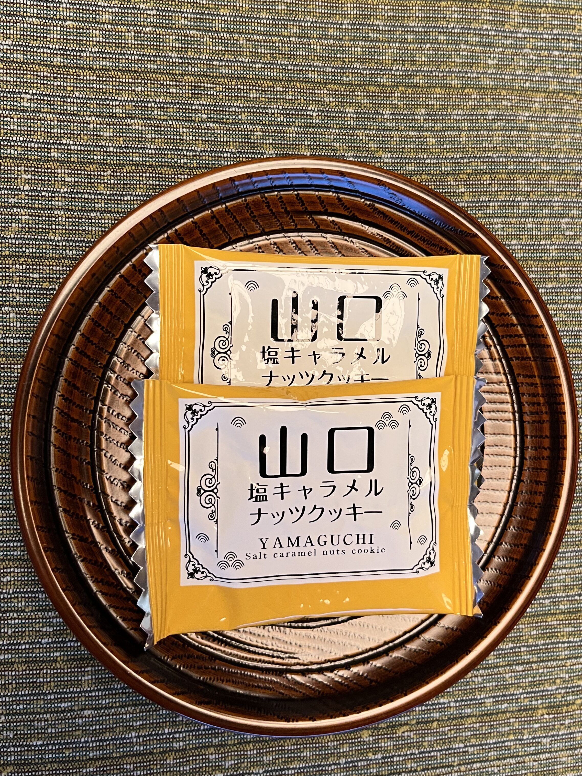 客室テーブルに用意された萩の銘菓とお茶セット