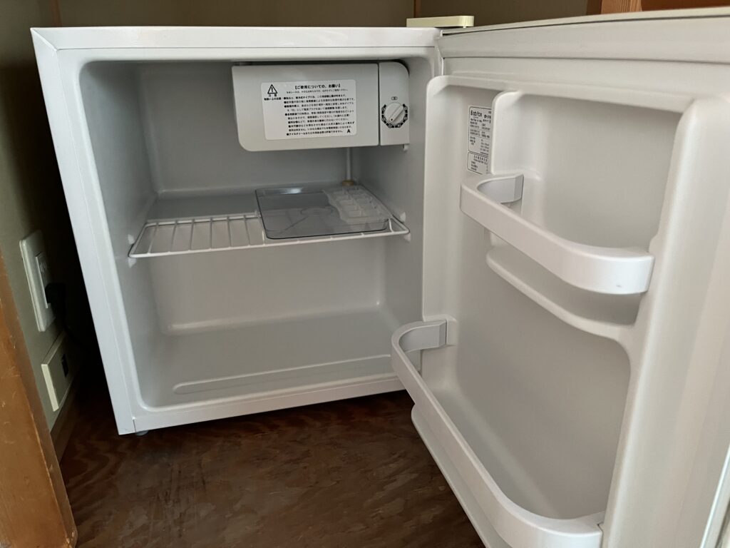 客室内の冷蔵庫設備。ドリンク持ち込みにも便利