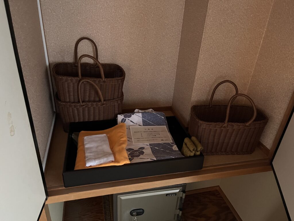 客室備え付けの浴衣と温泉バッグセット