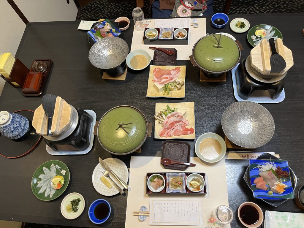 萩観光ホテルの夕食、地元食材を使った和食コース料理