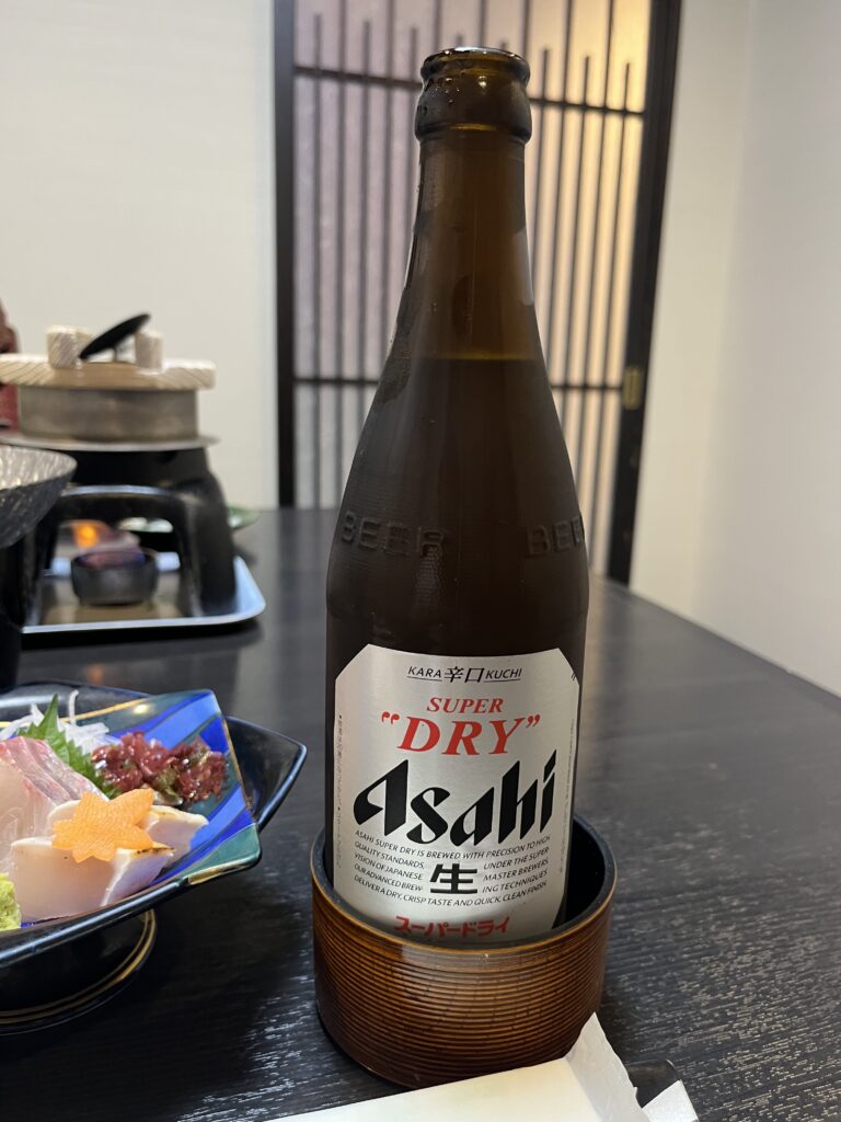 萩観光ホテルの夕食時サービス 瓶ビールとグラスワインで乾杯
