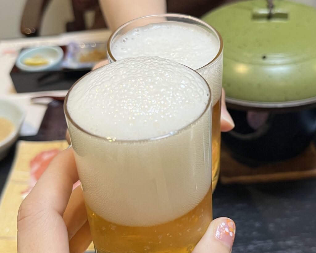 萩観光ホテルの夕食時サービス 瓶ビールとグラスワインで乾杯