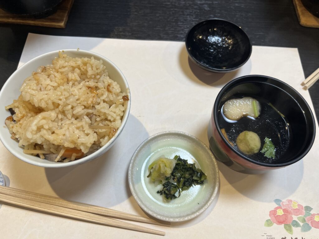 五目釜飯と汁物、漬物