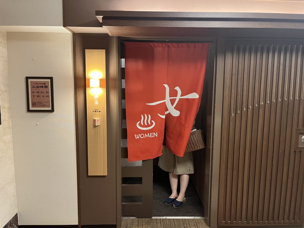 萩観光ホテル温泉入口の暖簾。海側の眺めを楽しめる温泉へ誘う雰囲気