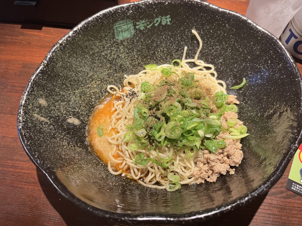 広島キング軒の汁なし担々麺の写真。山椒のしびれが特徴的な人気メニュー。