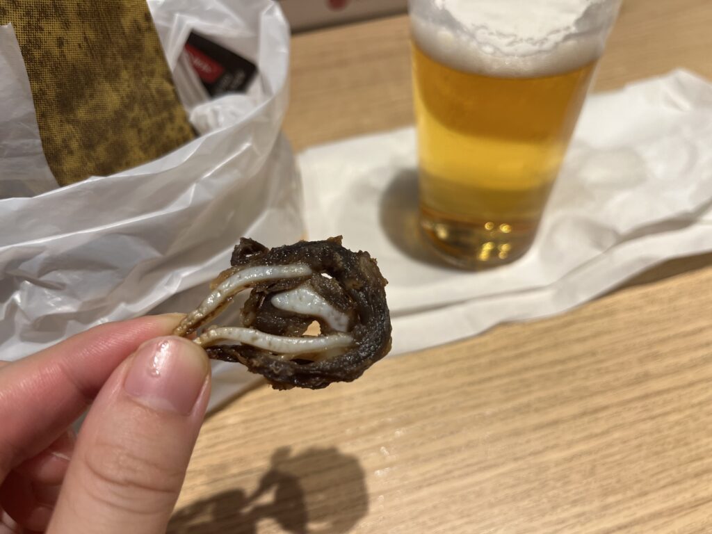 広島 せんじがら専門店かりやのせんじがらとビールスタンド福重のビールの写真