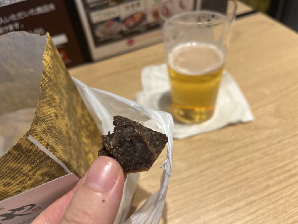 広島駅のビールスタンド重富でせんじがらとビールを楽しむ様子