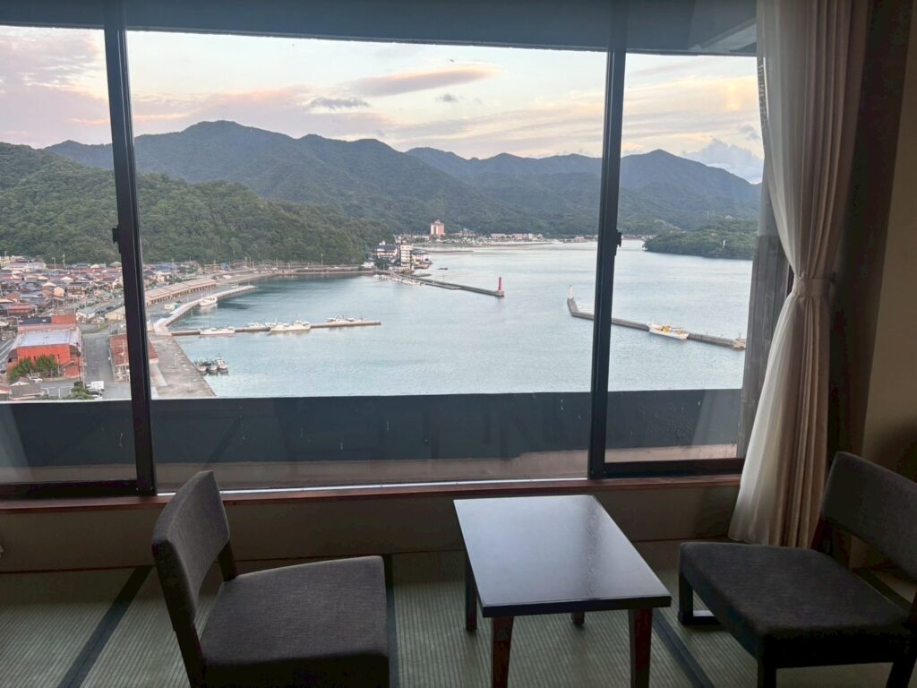 ホテルの部屋の窓から見える港と海の景色