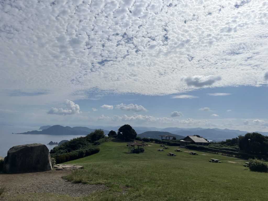 広大な草原と青い海が一望できる千畳敷の景色