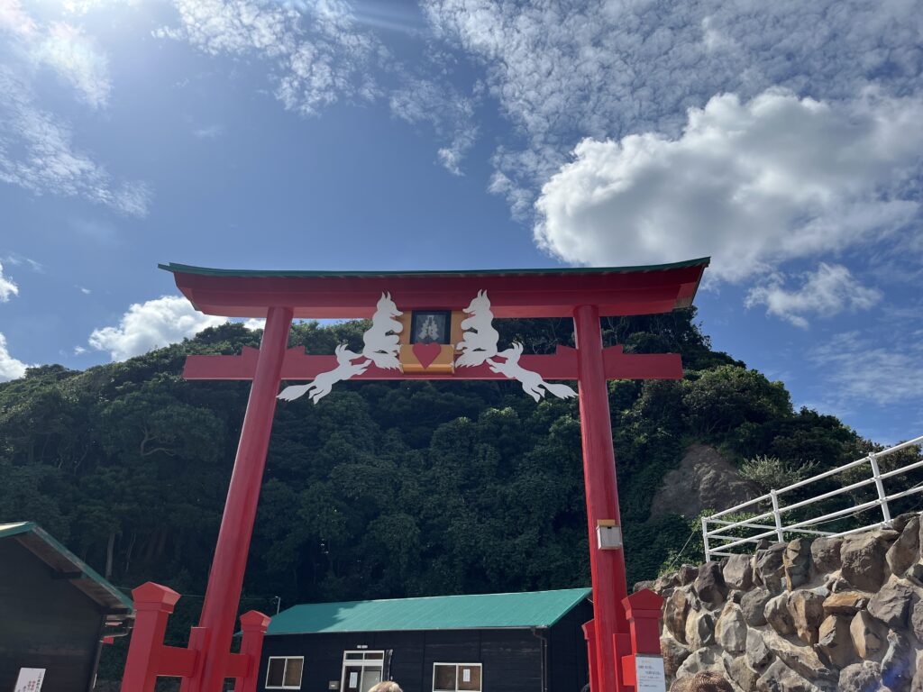 元乃隅神社の鳥居上部に設置された賽銭箱