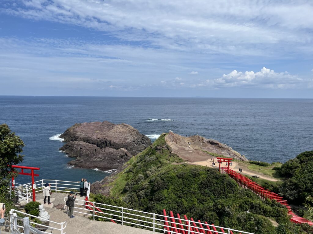 元乃隅神社の鳥居を上から見下ろした景色と日本海