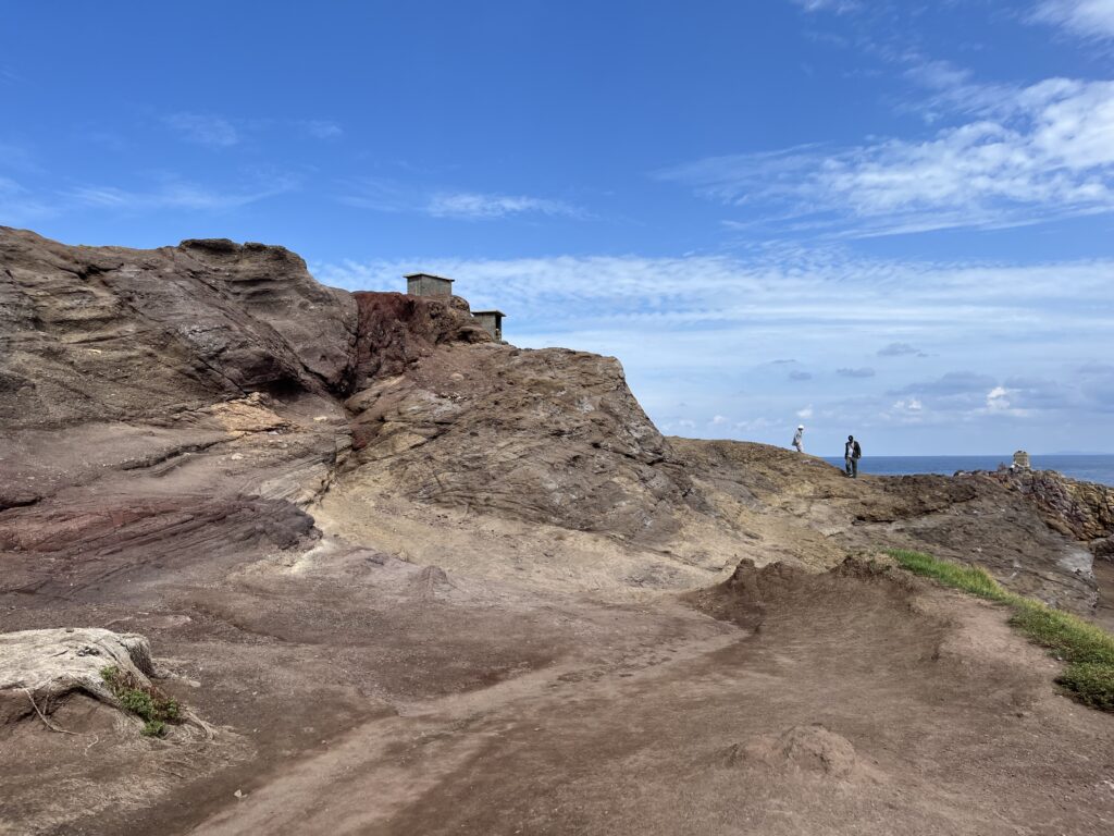元乃隅神社近くの岩場と青空、日本海の風景