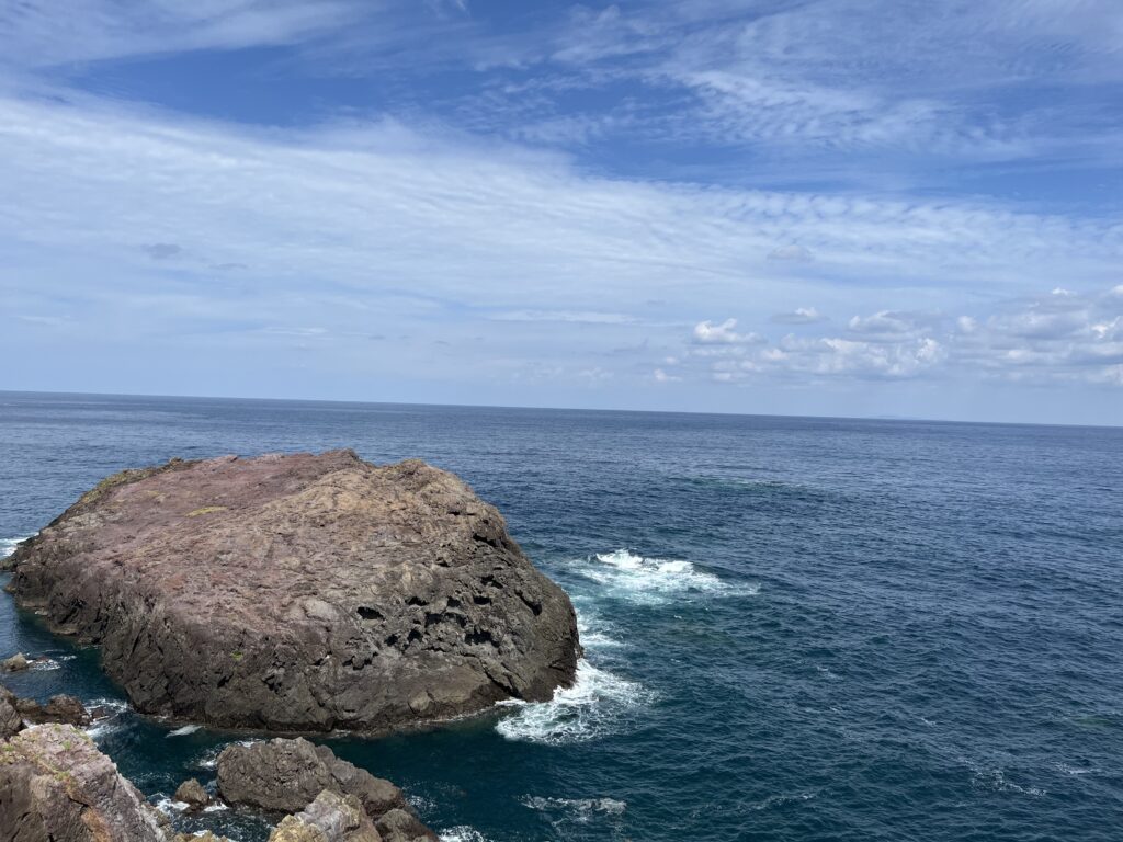 元乃隅神社近くの岩場に打ちつける日本海の波