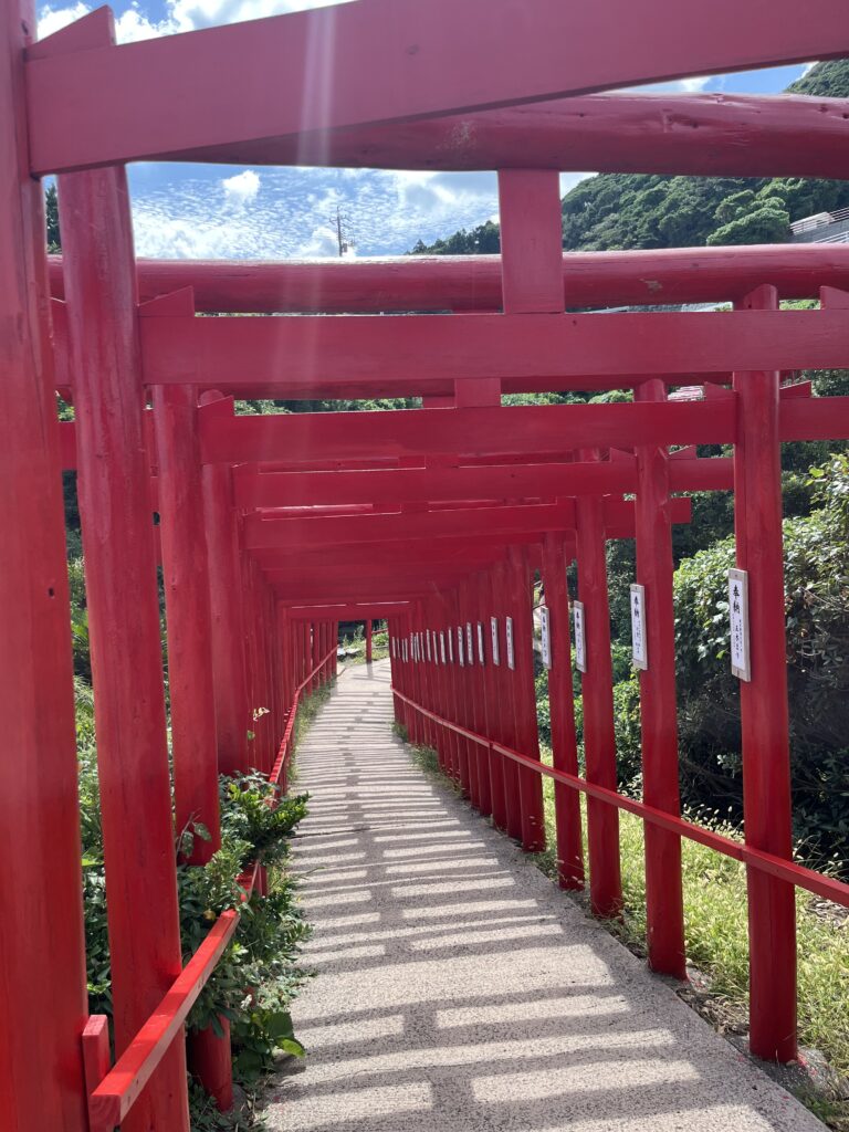 元乃隅神社の鳥居をくぐって下る参道の様子