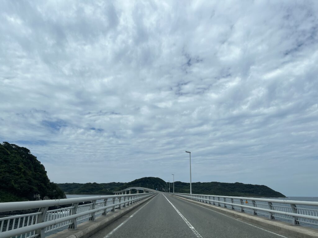 角島大橋を車で渡りながら見えるエメラルドグリーンの海と橋の景色