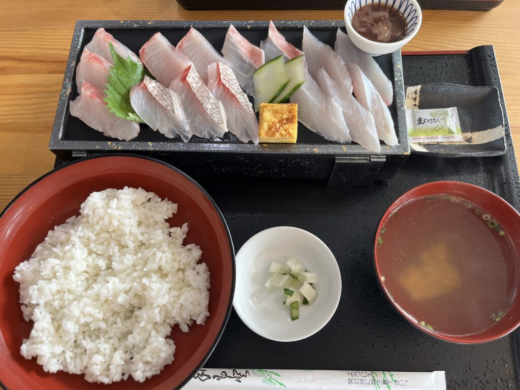 つのしま食堂のセルフ盛り付け海鮮丼定食