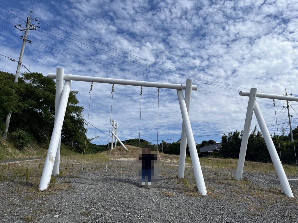 つのしま食堂の前に並ぶブランコで、角島の海を感じながら過ごす食後の時間