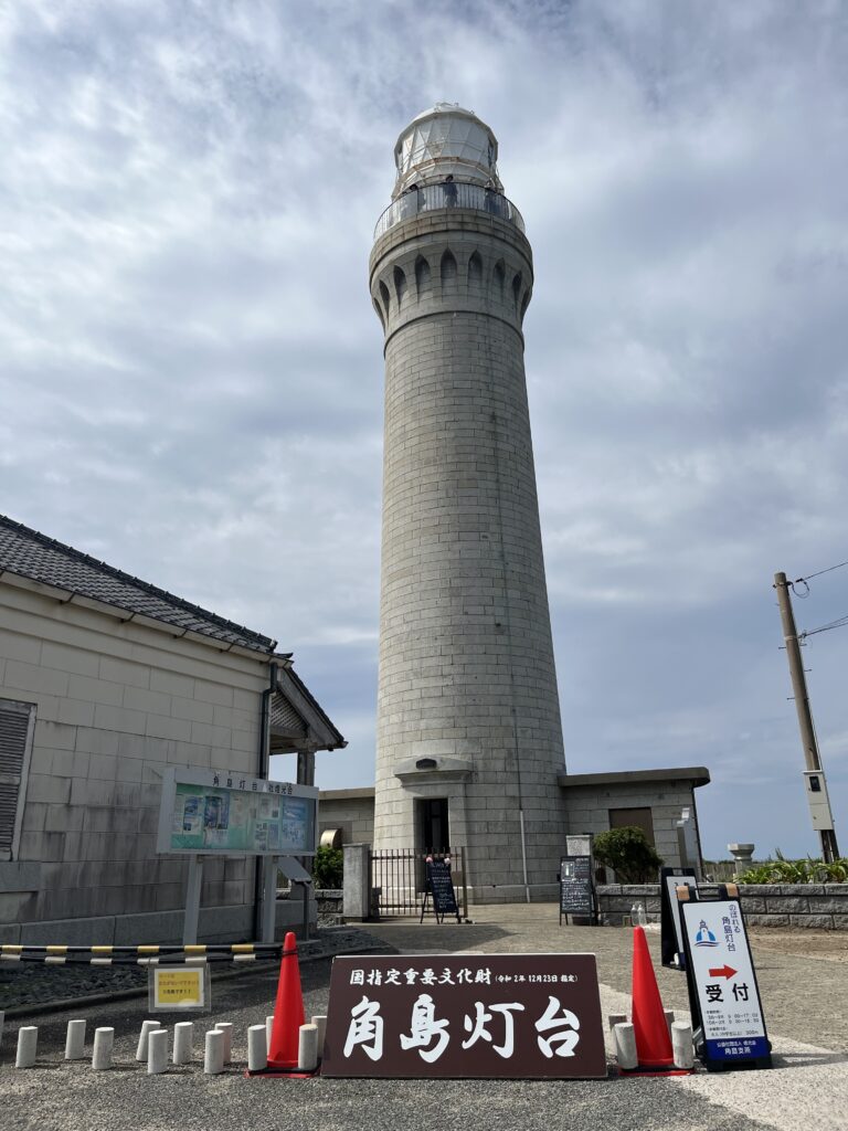 灯台の周りは公園のようになっていて、ベンチに座ってのんびり小休憩。

実は、料金を払えば灯台の上まで登ることもできるのですが……

食後のお腹で階段を登る気になれず、今回は眺めるだけで終了。