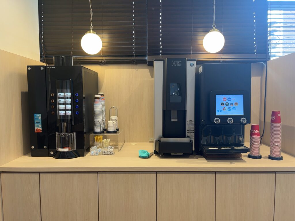 ドーミーインPREMIUM下関 1階のウェルカムドリンクコーナー