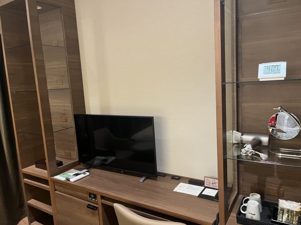 ドーミーインPREMIUM下関 客室のデスクとテレビ周り