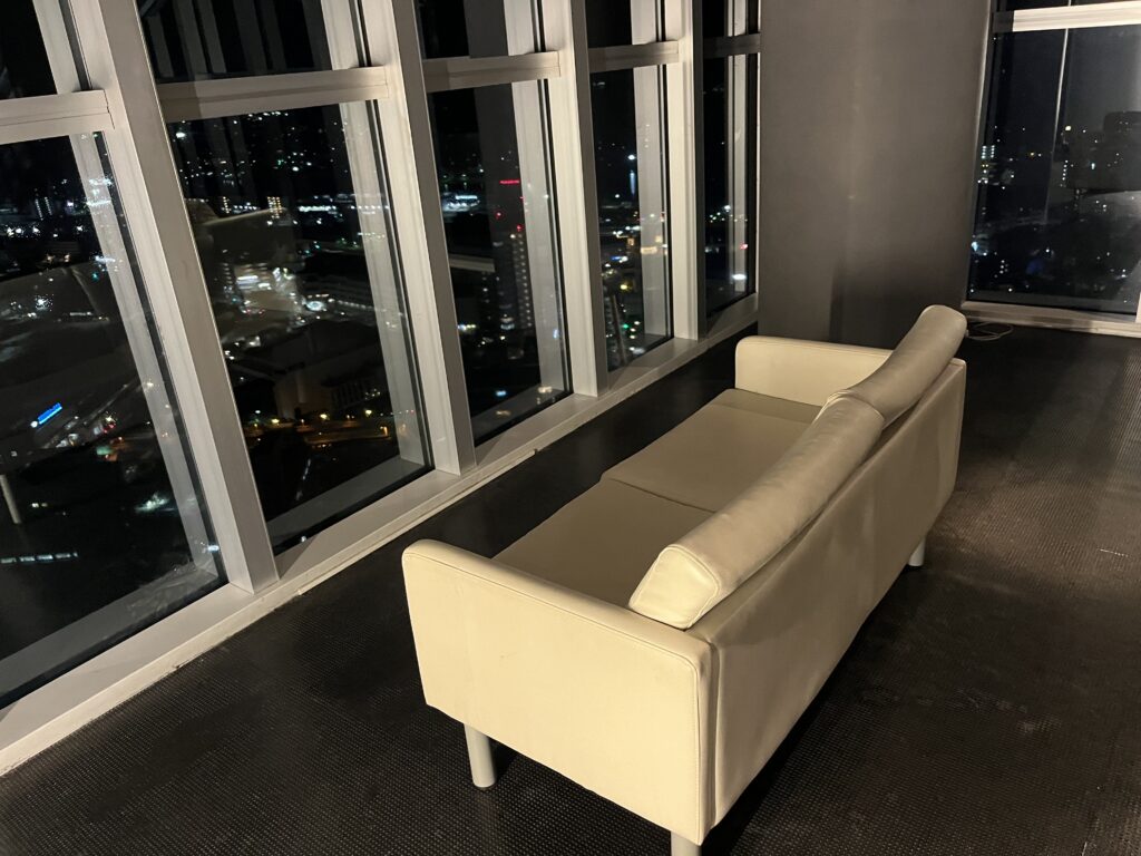 海峡ゆめタワー 展望室 ソファ 休憩スペース