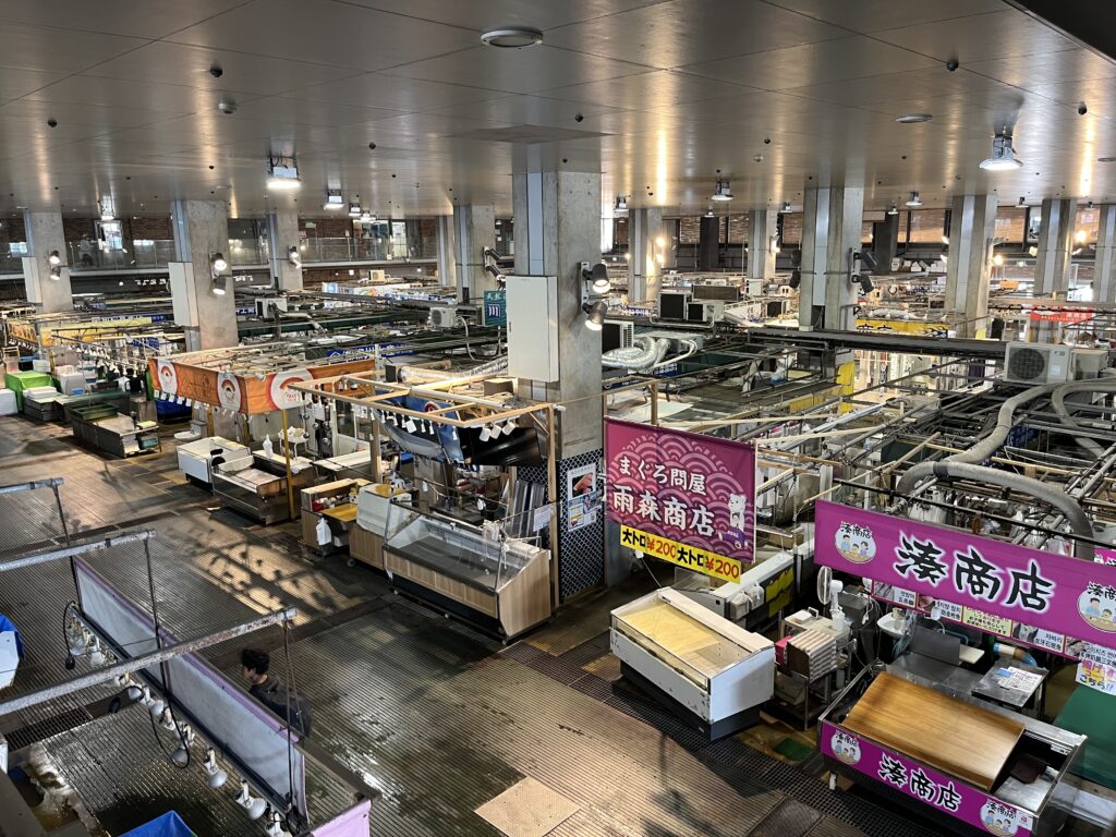 平日の朝に訪れた唐戸市場の静かな場内の様子