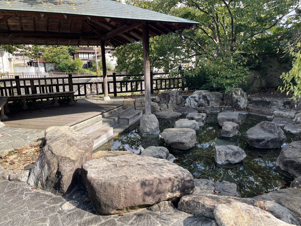 長門湯本温泉街にある川沿いの足湯スポット