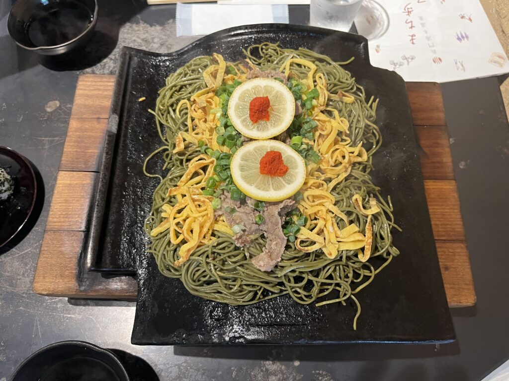 瓦に乗った瓦そばの全体写真