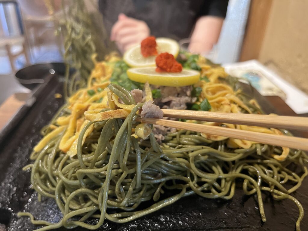 瓦そばの麺と具を箸で持ち上げた様子