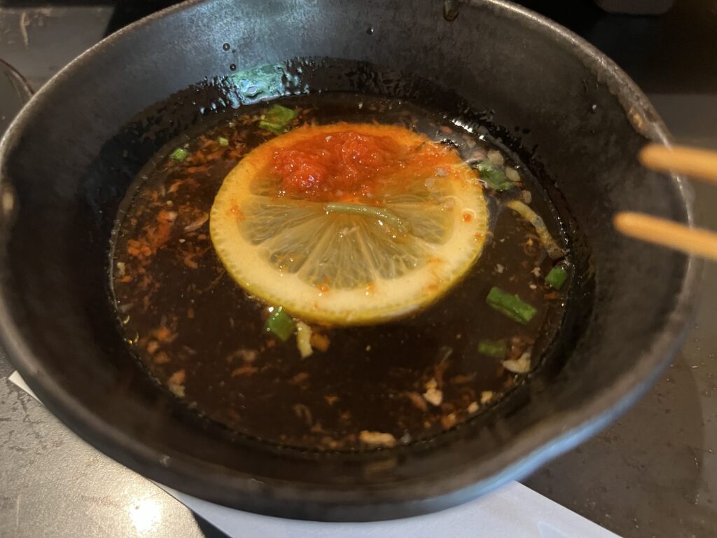 瓦そばのつゆにレモンと紅葉おろしを入れた様子