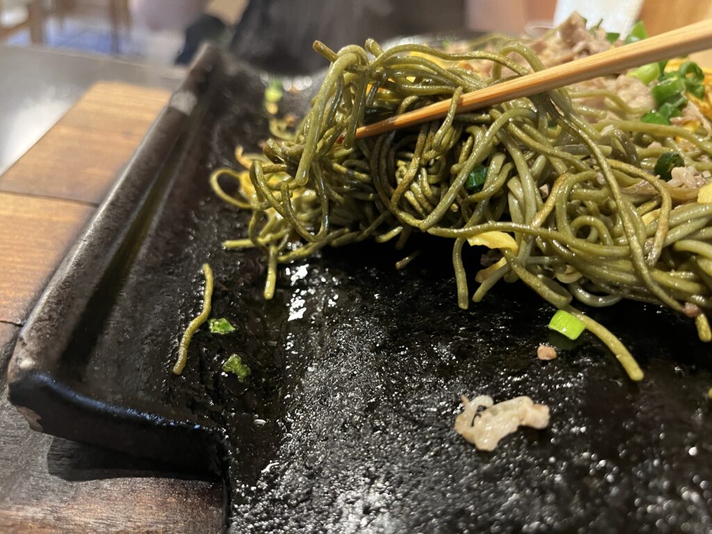 瓦そばの裏側のパリパリになった麺