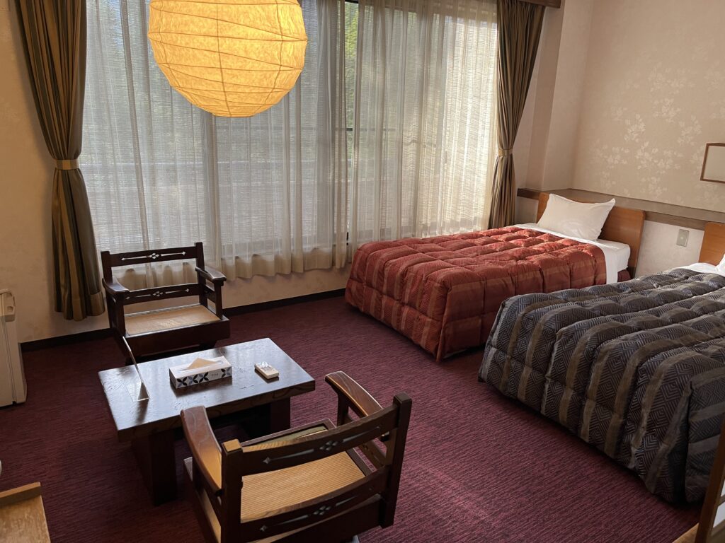 ホテル長門はらだの和洋室客室ベッドの様子