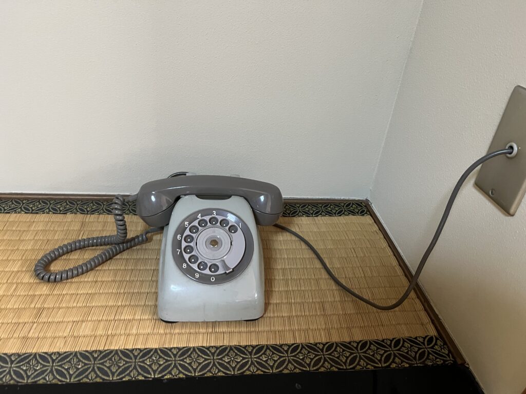 客室に置かれた昭和レトロな黒電話