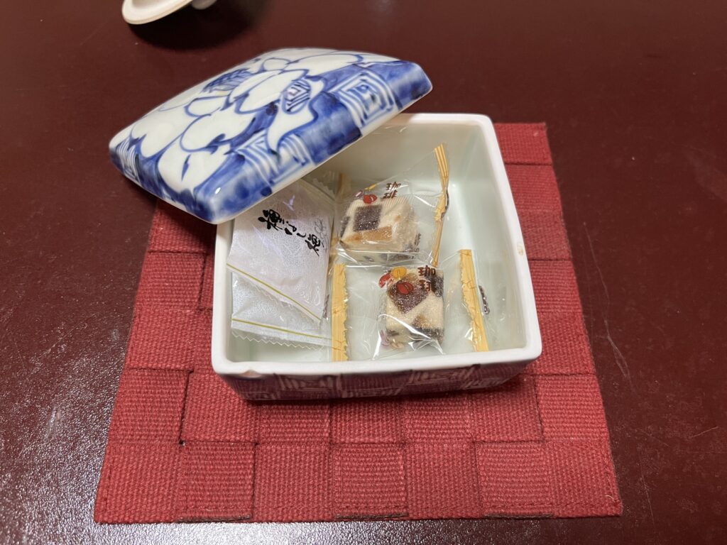 客室に用意されていた種無し梅とコーヒーのお菓子