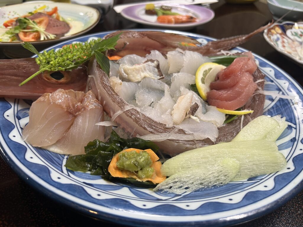 ヤガラやヒラマサなどが並ぶお刺身の盛り合わせ