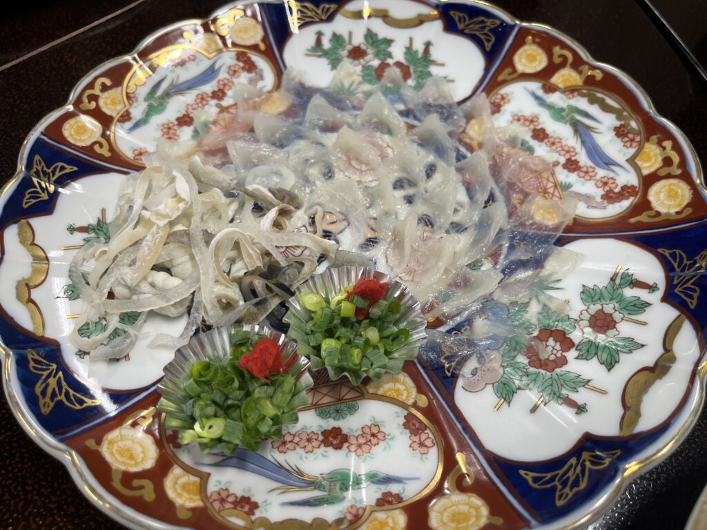 透明感のあるフグ刺しの盛り付け