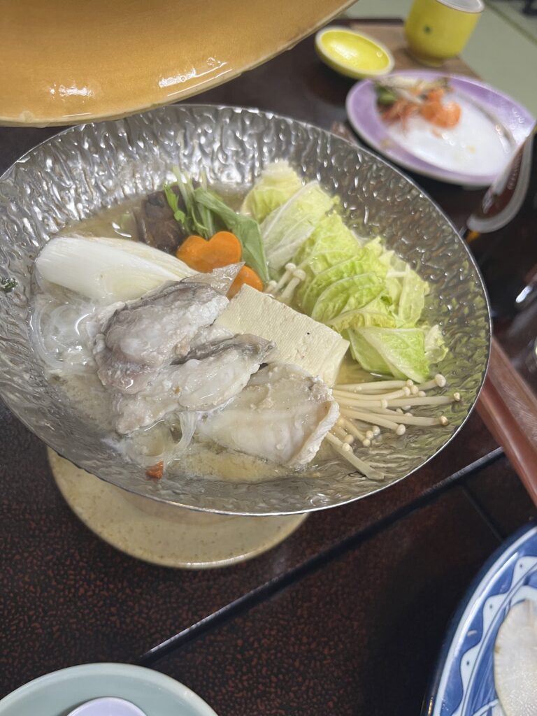 野菜とフグが入ったフグ鍋の様子