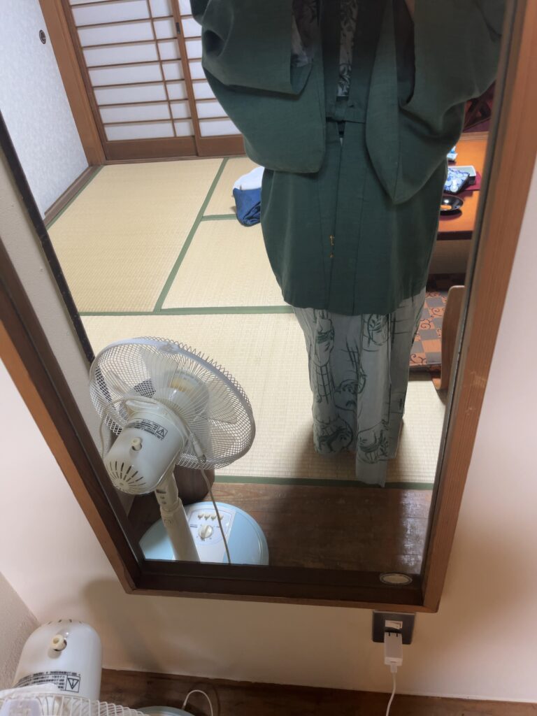 浴衣に着替えた姿を姿見で撮影した写真