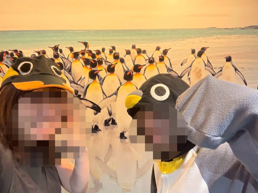 市立しものせき水族館 海峡館 ペンギンコスプレ 大人2人で記念撮影